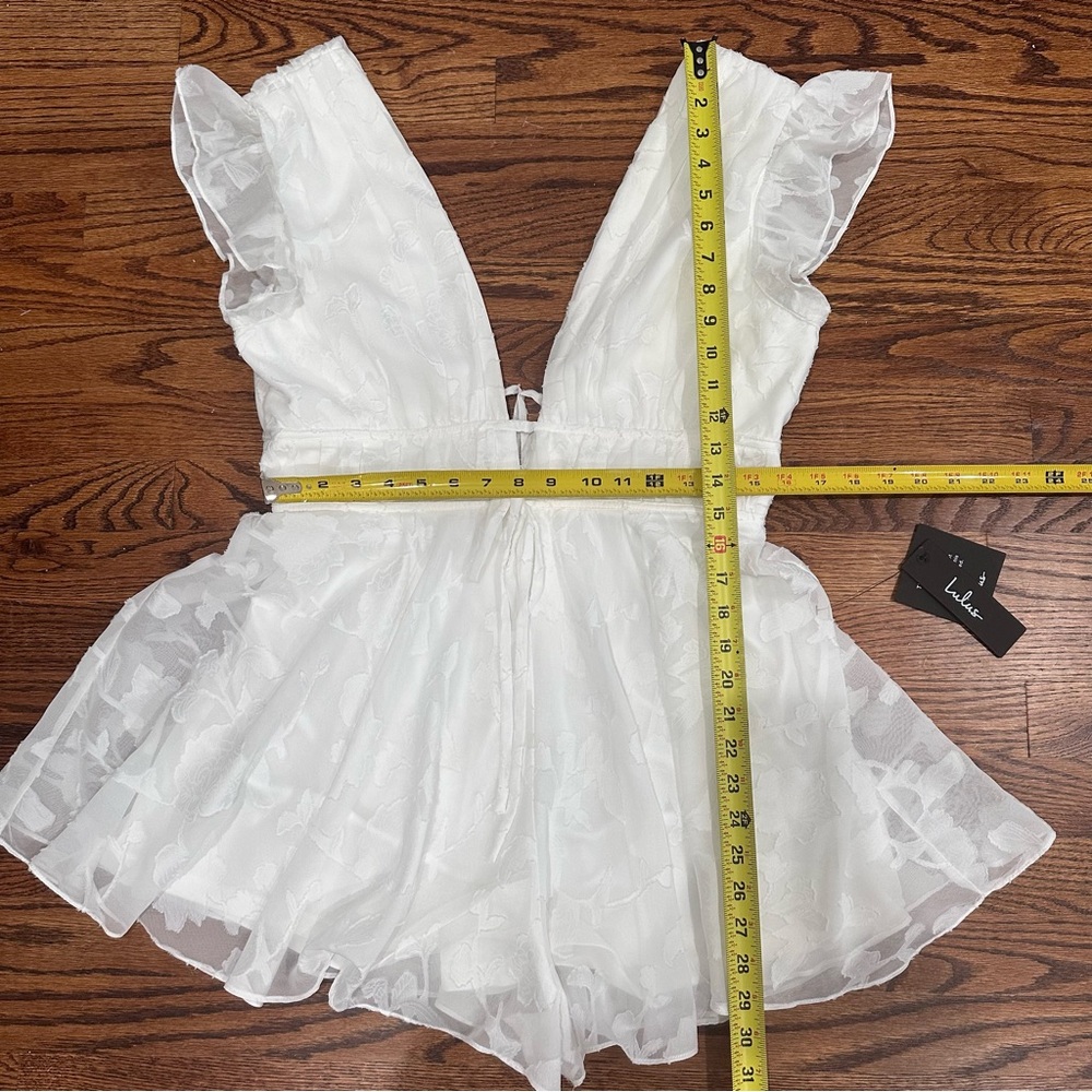 NWT Lulus All About Flowers White Ruffles String Tie Accent V-Neck Romper Size L - Picture 12 of 14